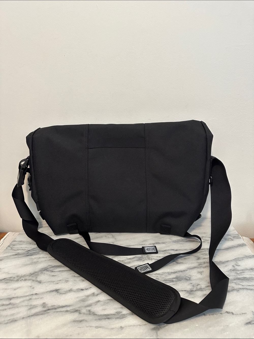 Timbuk2 Black Messenger Bag with Padded Strap - Picture 2 of 11